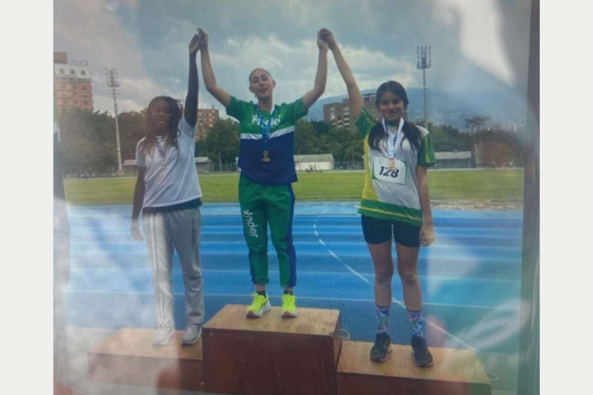 Sofía gana medalla de bronce en salto largo en los Intercolegiados