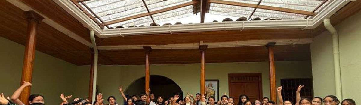 Fotografía del equipo de bienestar y estudiantes de Toledo Antioquia