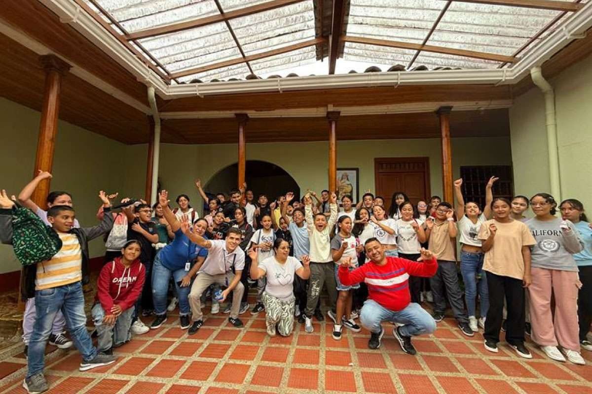 Fotografía del equipo de bienestar y estudiantes de Toledo Antioquia