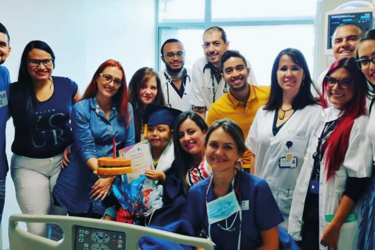 Docentes del programa Resilientes en una clínica celebrando la graduación de un estudiante.