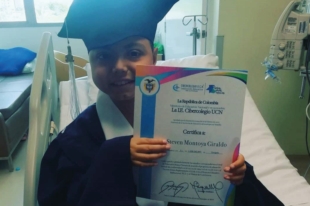 Estudiante del programa Resilientes mostrando a la cámara su diploma.