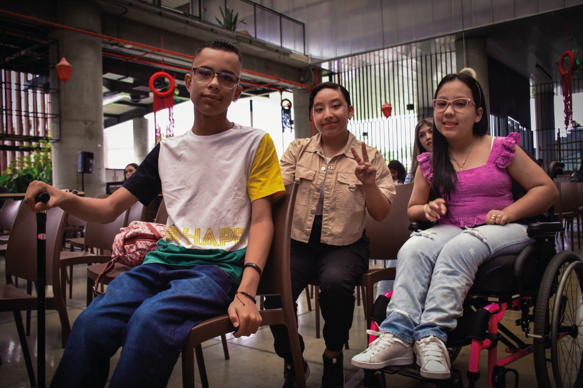 Tres estudiantes del programa Resilientes del Cibercolegio UCN.