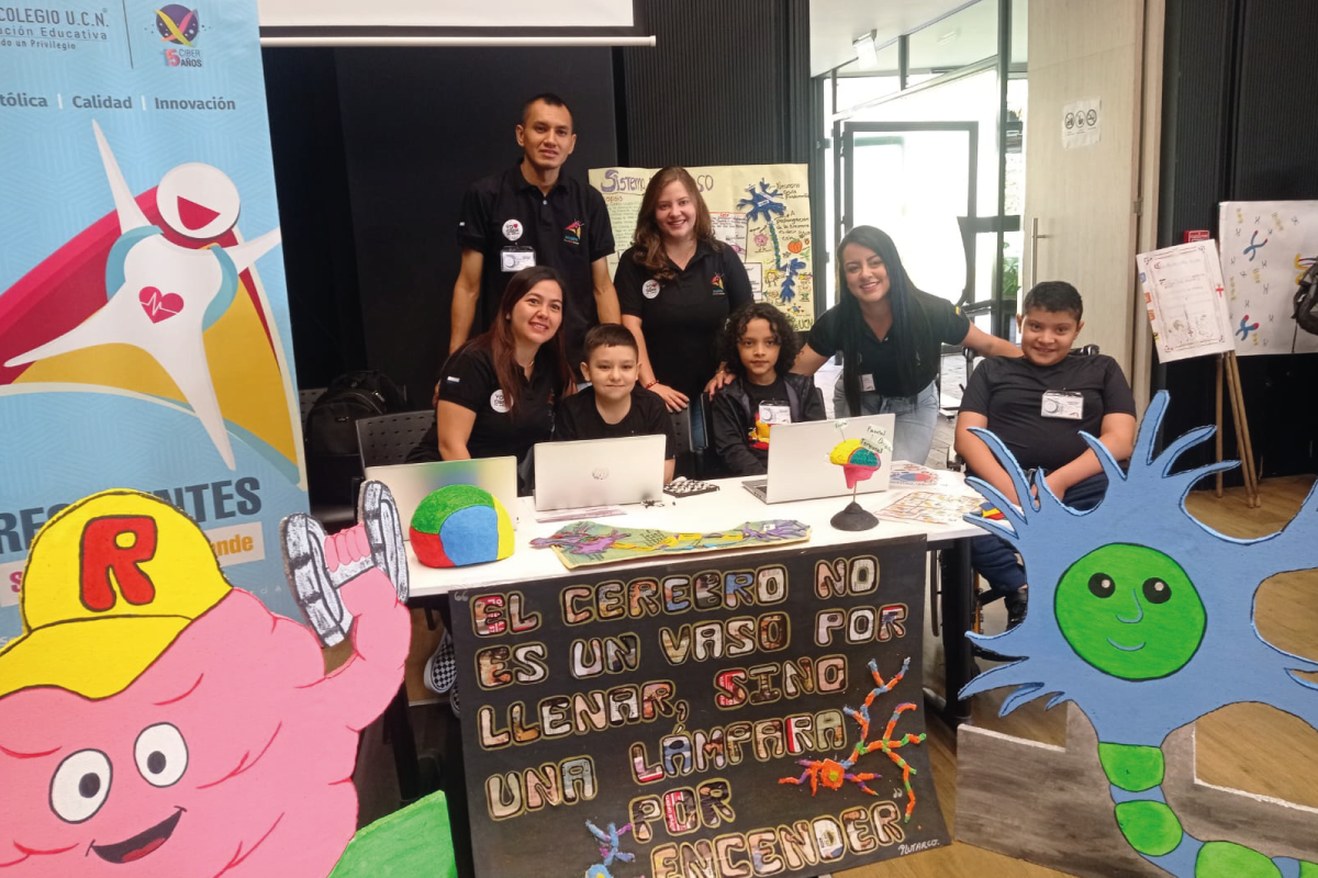Fotografía de un grupo de estudiantes y docentes del programa Resilientes en la ciudad de Medellín
