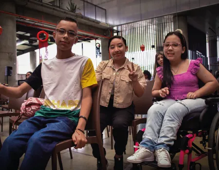 Tres estudiantes del programa Resilientes del Cibercolegio UCN.