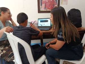 Foto de docentes con estudiante 