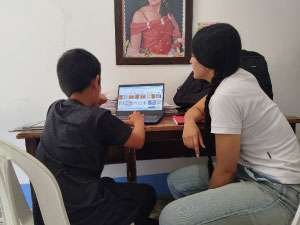 Foto de docentes con estudiante 