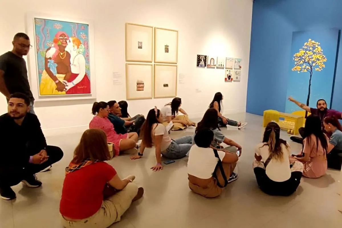 Foto de docentes del programa primaria incluyente en museo de antioquia