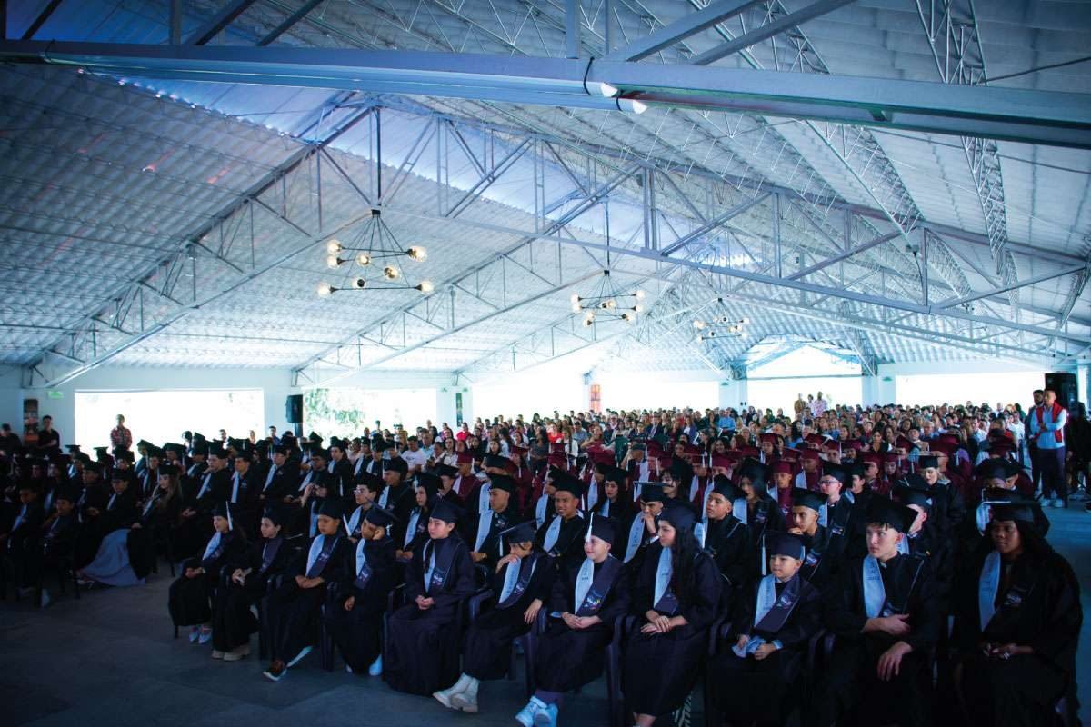 Foto de estudiantes en el Campus- graduación