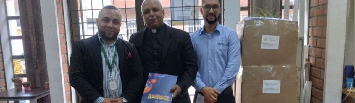 Foto coordinador académico y secretario académico recibiendo el material