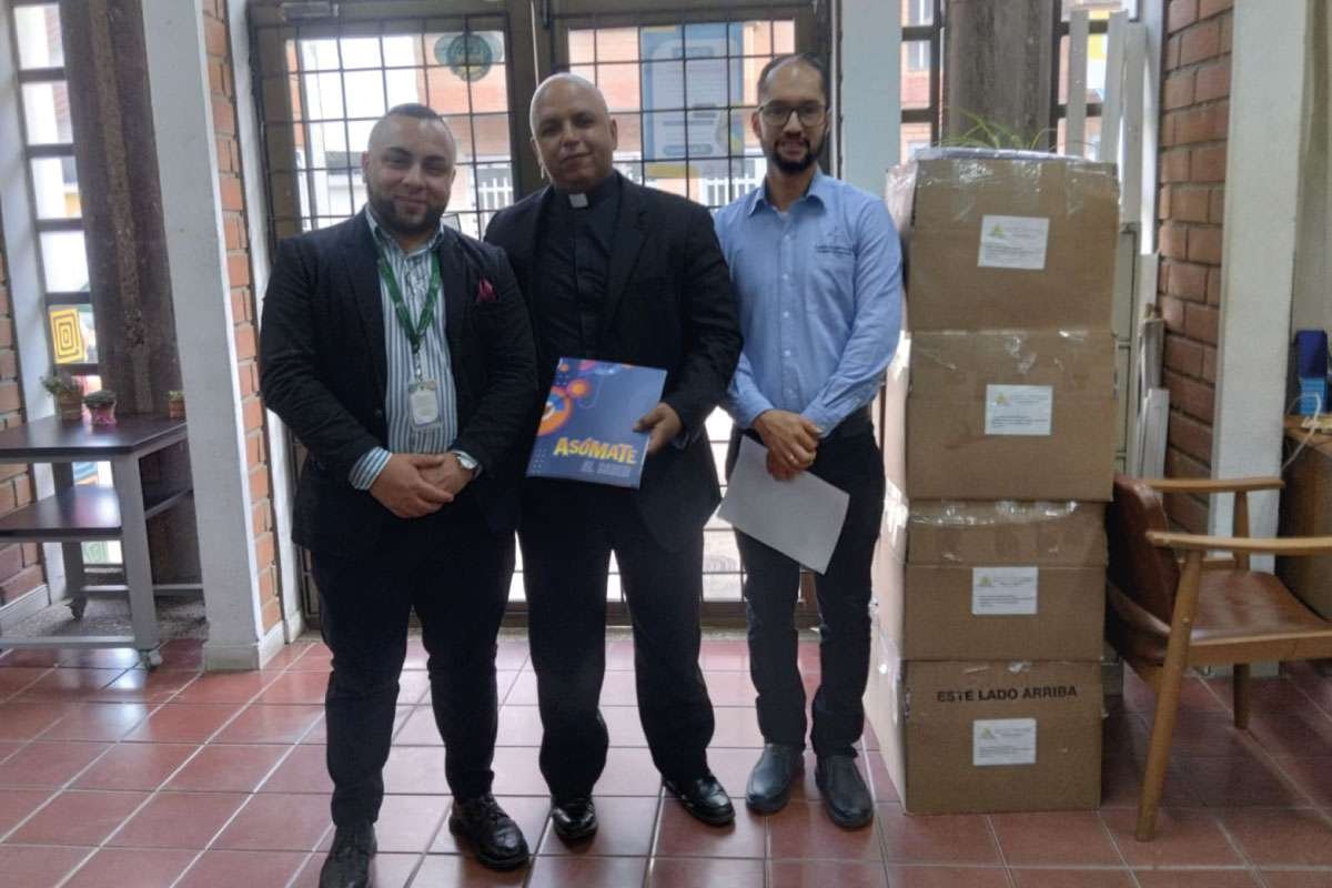 Foto coordinador académico y secretario académico recibiendo el material