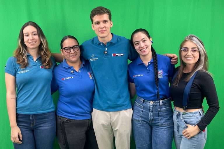 Equipo de Bienestar junto con la docente Laura Ortiz.