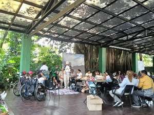 Estudiantes, docentes y personal administrativo se unieron en una foto grupal para recordar este significativo encuentro.