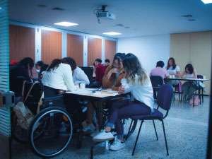Foto de estudiantes realizando el simulacro del ICFES