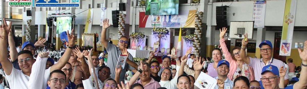 Foto personas sonriendo y saludando