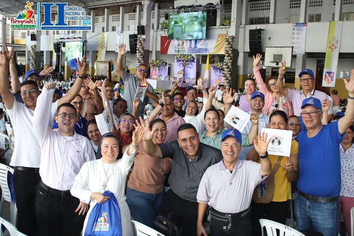 Foto personas sonriendo y saludando