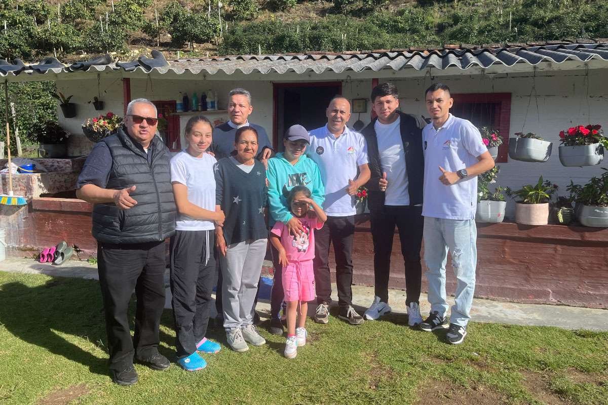 portada-foto-integrantes-de-resilientes