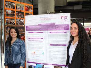 Socialización de la experiencia en modalidad póster con una docente del municipio de Medellín