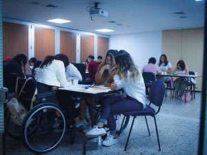 El espacio refleja un momento de concentración y trabajo colaborativo, donde los jóvenes exploran sus intereses y talentos para proyectar su futuro académico y profesional.