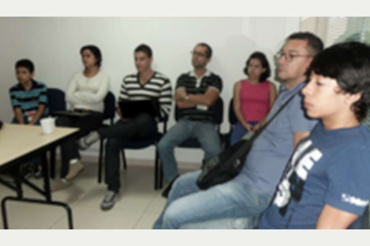 portada_estudiantes_y_padres_de_familia_visitan_al_ciber