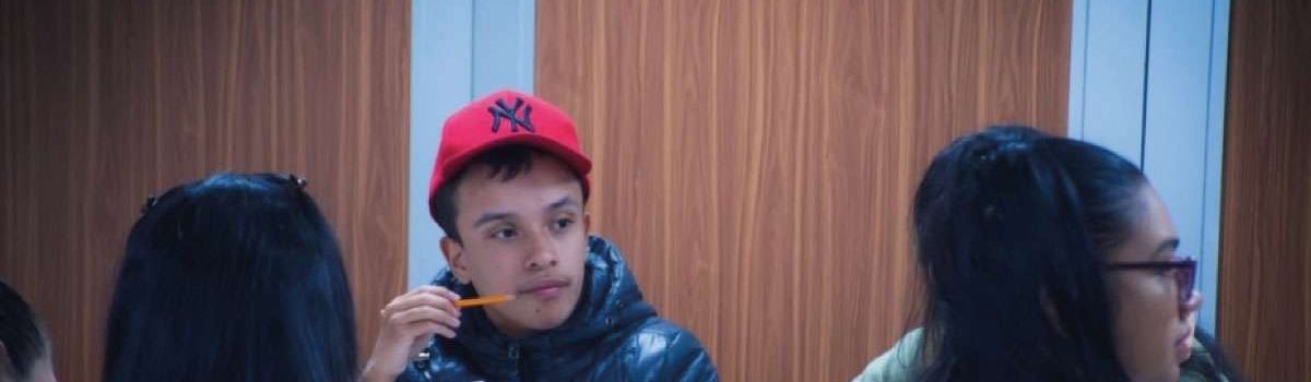 En la imagen se observa un grupo de estudiantes participando en una actividad de orientación vocacional.