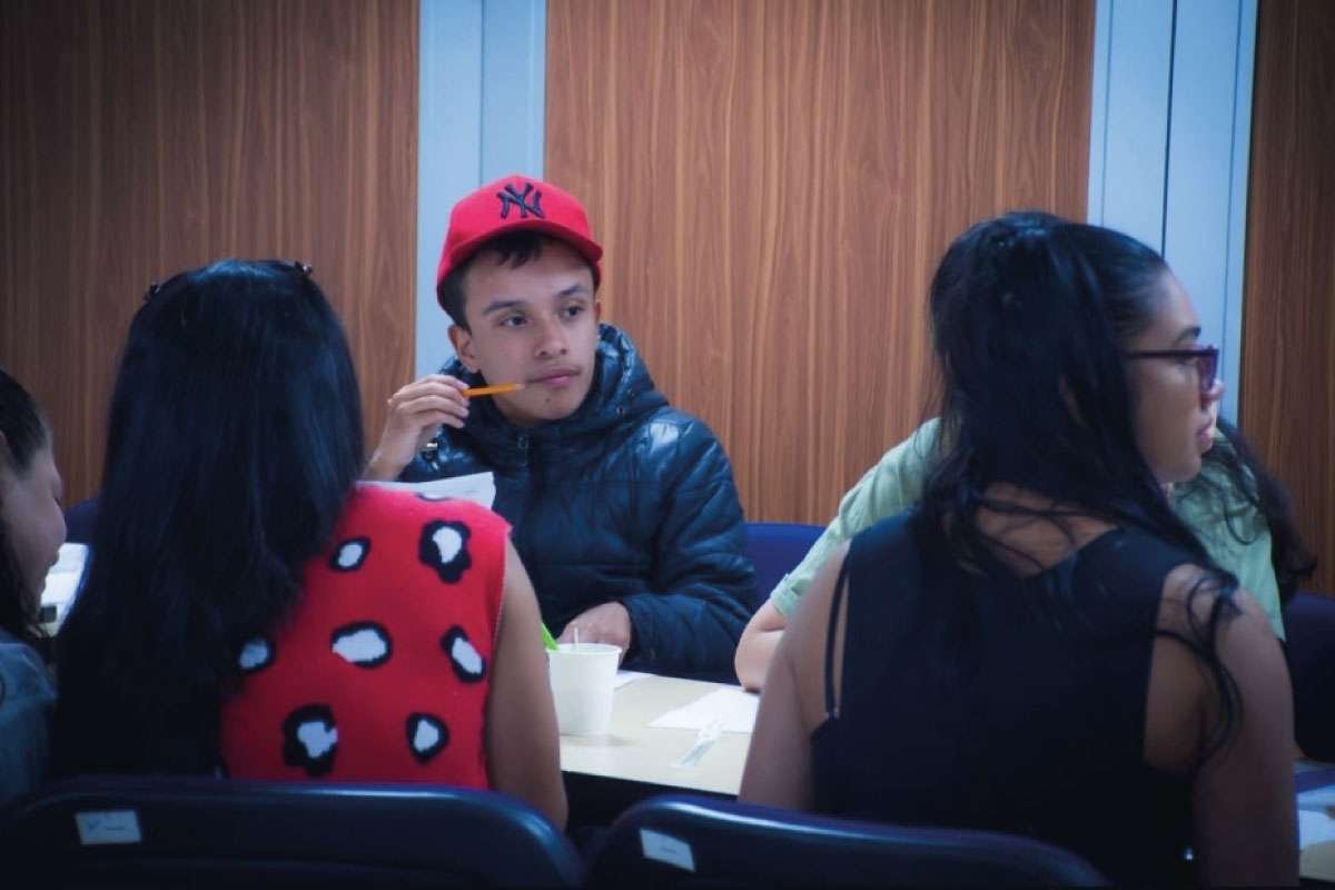 En la imagen se observa un grupo de estudiantes participando en una actividad de orientación vocacional.