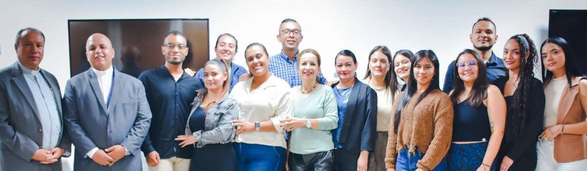 Asistentes reunidos en el Coltejer (docentes, mediadoras y sacerdotes)