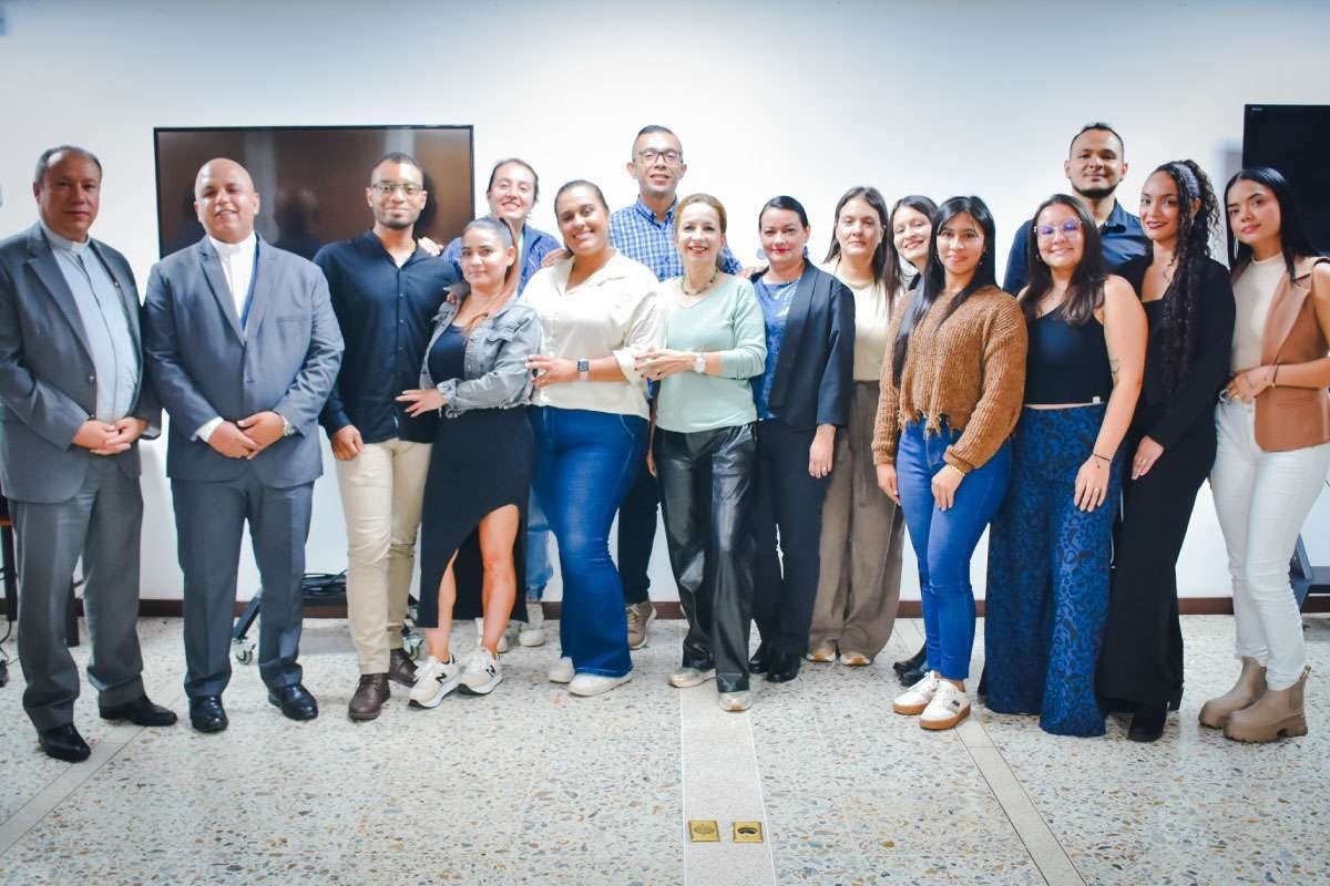 Asistentes reunidos en el Coltejer (docentes, mediadoras y sacerdotes)