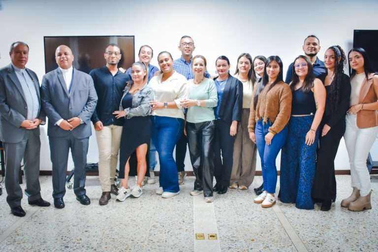 Asistentes reunidos en el Coltejer (docentes, mediadoras y sacerdotes)