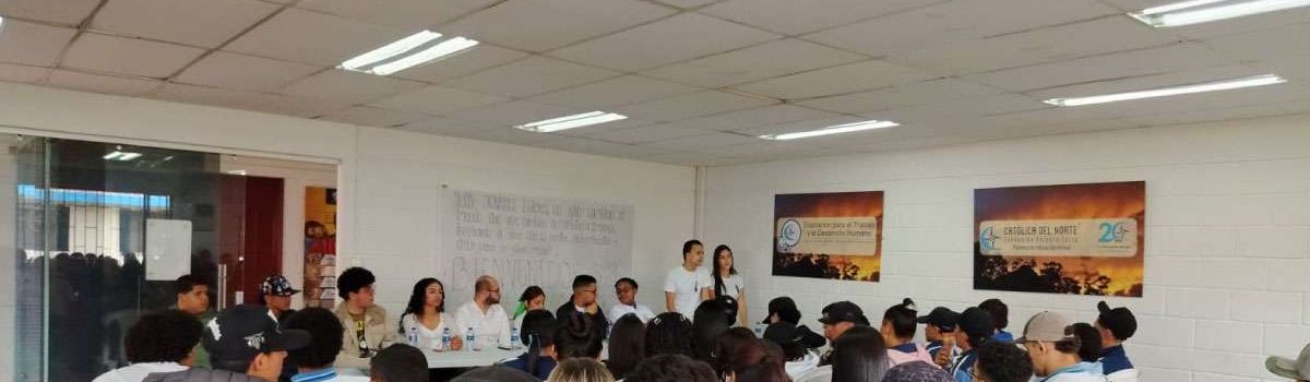 portada. Foto de estudiantes en salón de clases