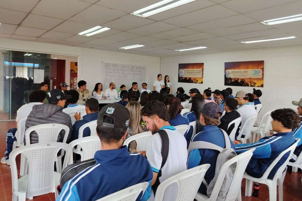 portada. Foto de estudiantes en salón de clases