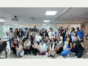 Foto donde se observan familias, docentes y estudiantes en la actividad de integración 