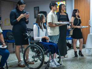 foto de estudiantes sosteniendo los símbolos