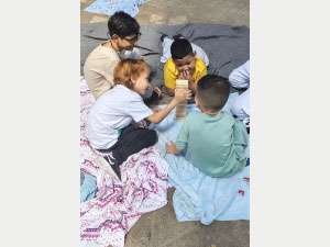 algunos estudiantes del grado primero que están disfrutando de su salida pedagógica al jardín Botánico 