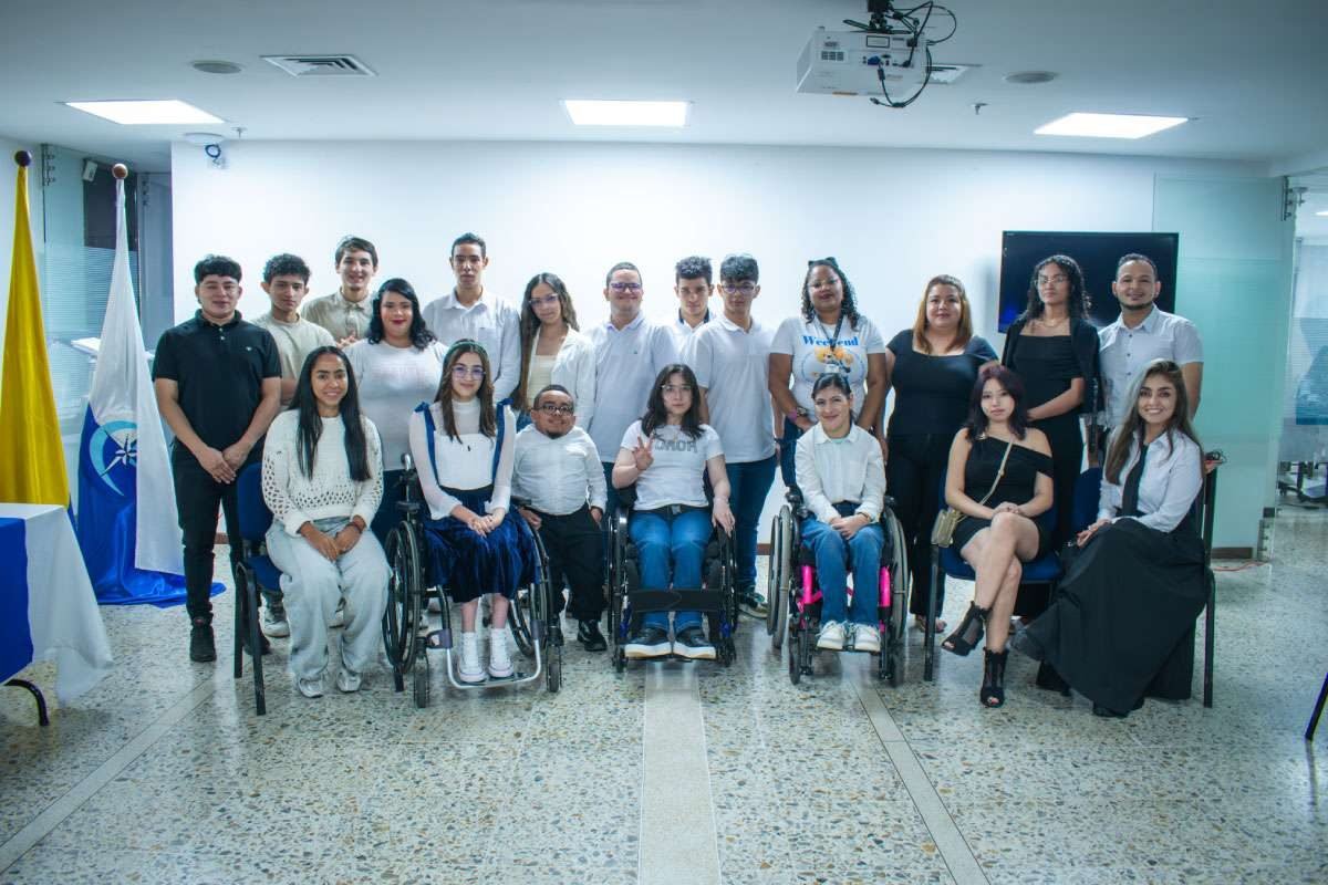 Foto de estudiantes y profes de Primaria Incluyente