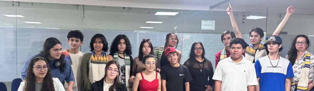 Estudiantes del grado once que se muestran felices en la actividad de integración que están realizando