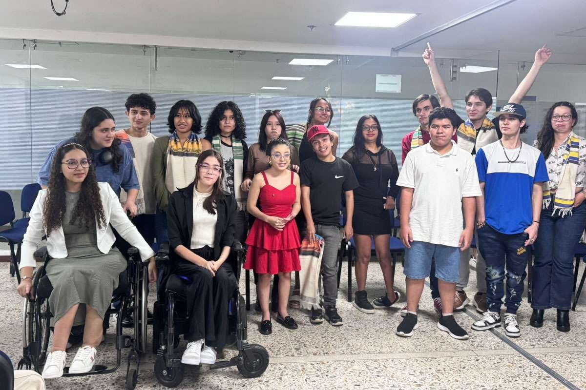 Estudiantes del grado once que se muestran felices en la actividad de integración que están realizando
