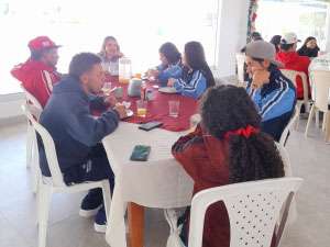 Foto de estudiantes compartiendo