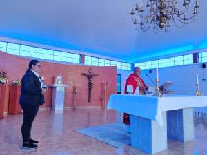 Foto padre Jaime en eucaristía