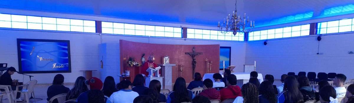 Foto de estudiantes compartiendo