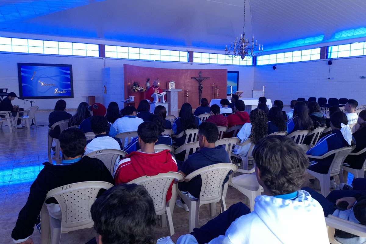 Foto de estudiantes compartiendo