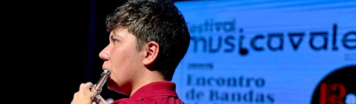 Foto de Simón tocando su instrumento