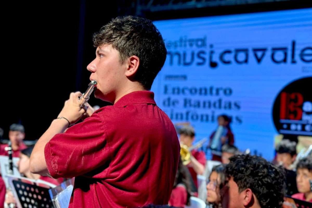 Foto de Simón tocando su instrumento