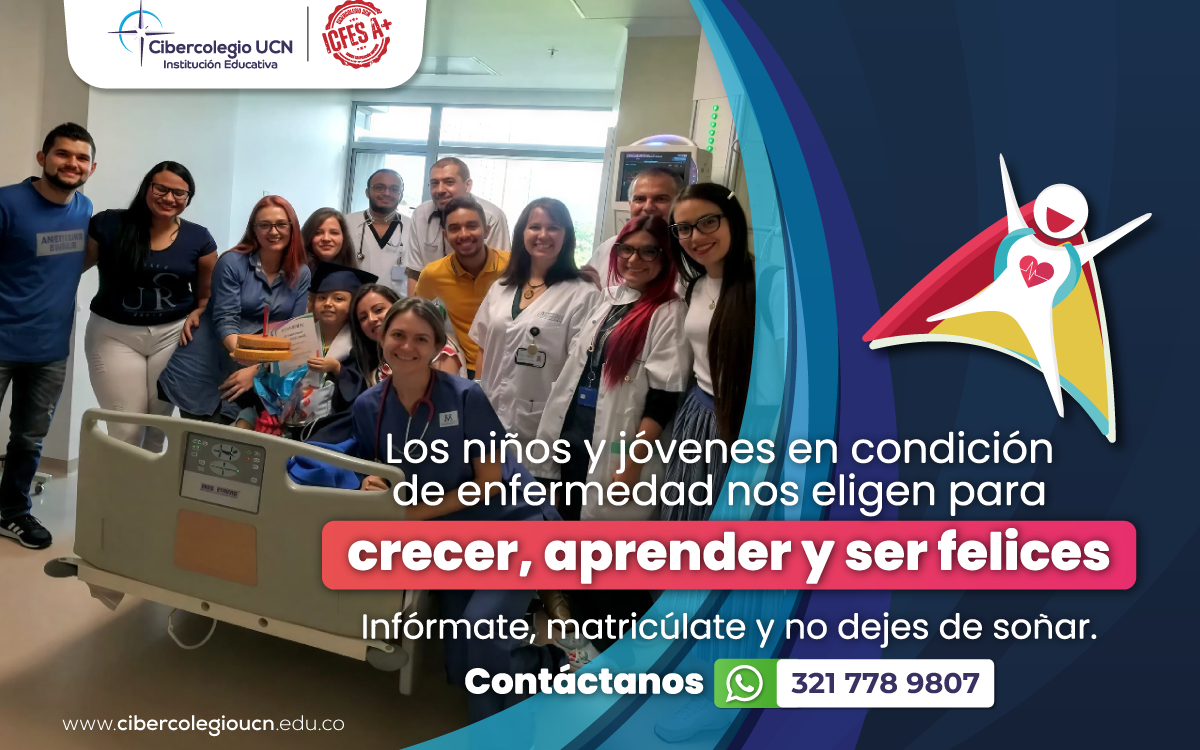 Estudiante del Cibercolegio UCN con virrete y diploma acompañado de un doctor, familiares y docentes del Cibercolegio UCN.