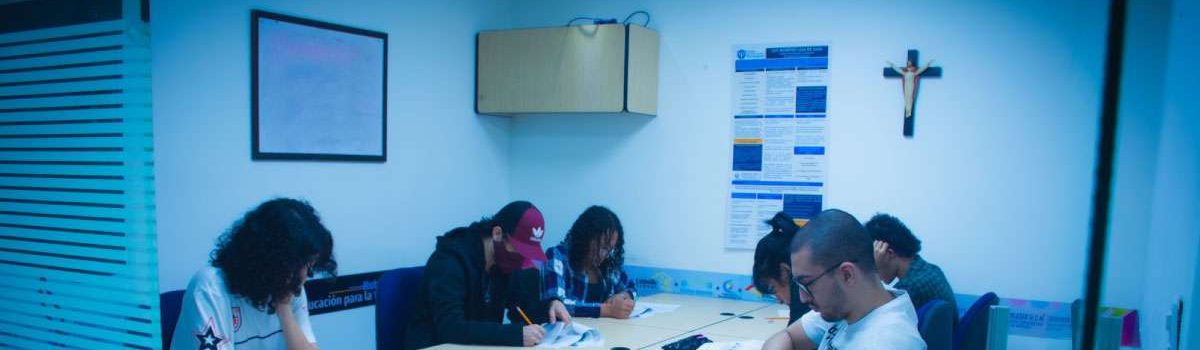 Foto de estudiantes realizando el pre Icfes