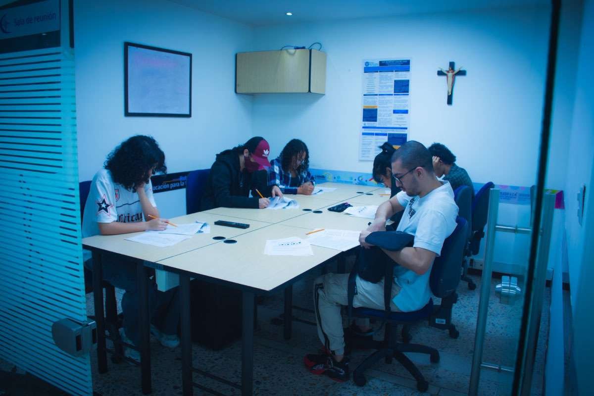 Foto de estudiantes realizando el pre Icfes
