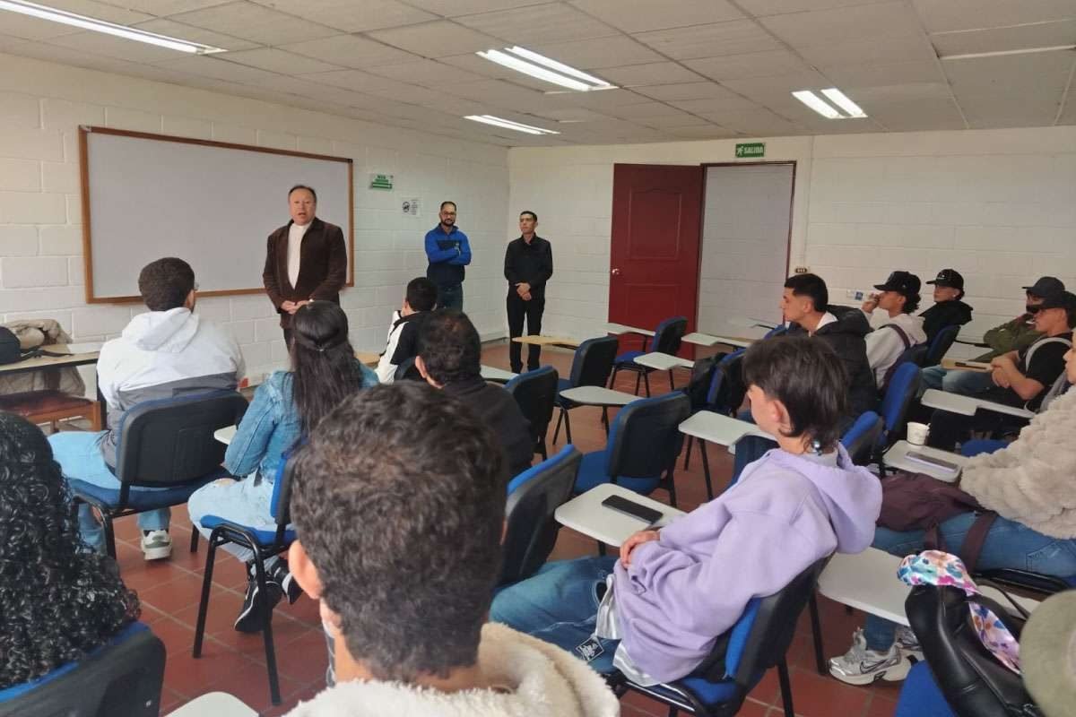 Foto estudiantes y rector 1