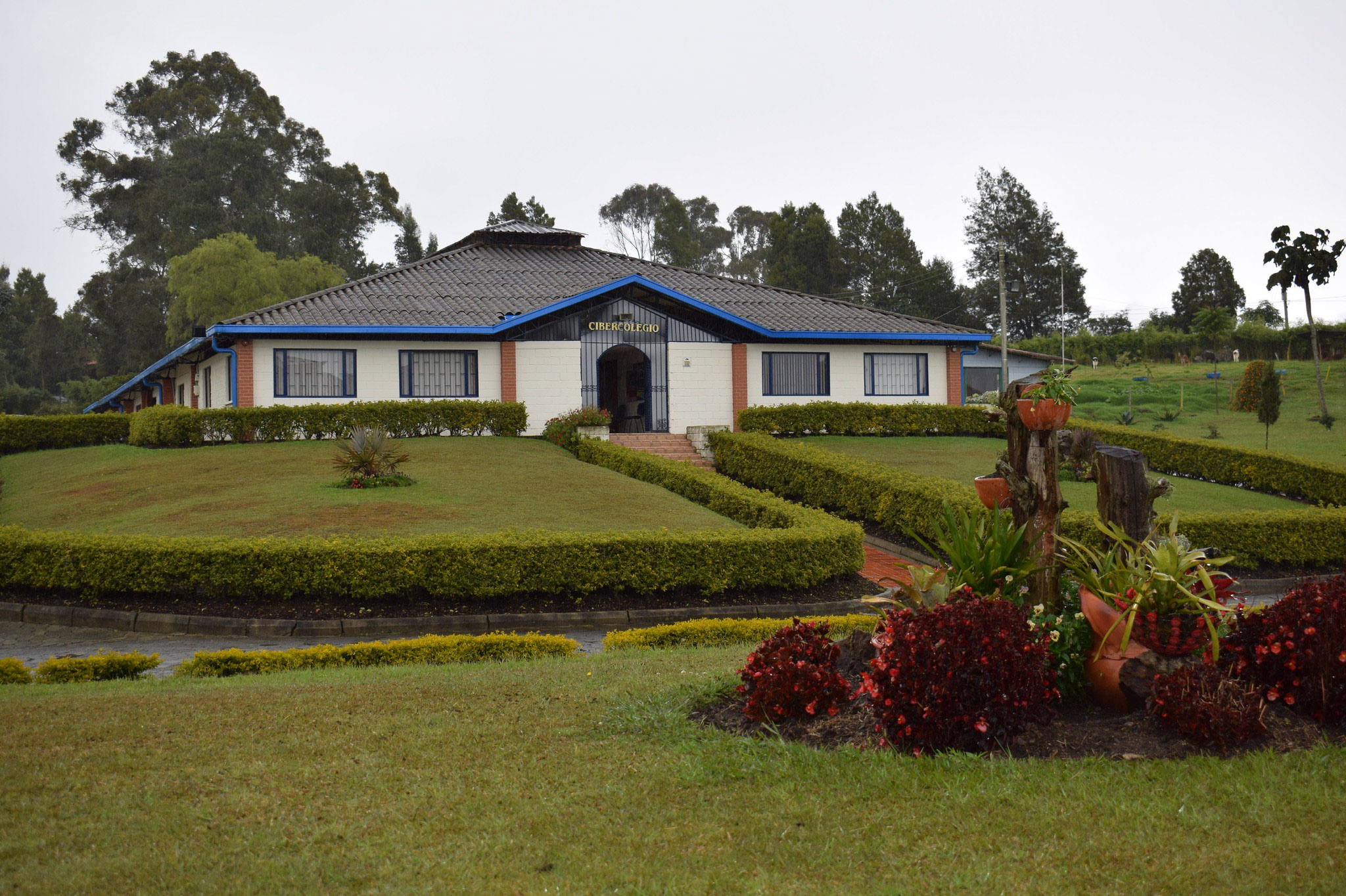 Edificio del Cibercolegio en el Campus de la UCN en Santa Rosa, Antioquia.