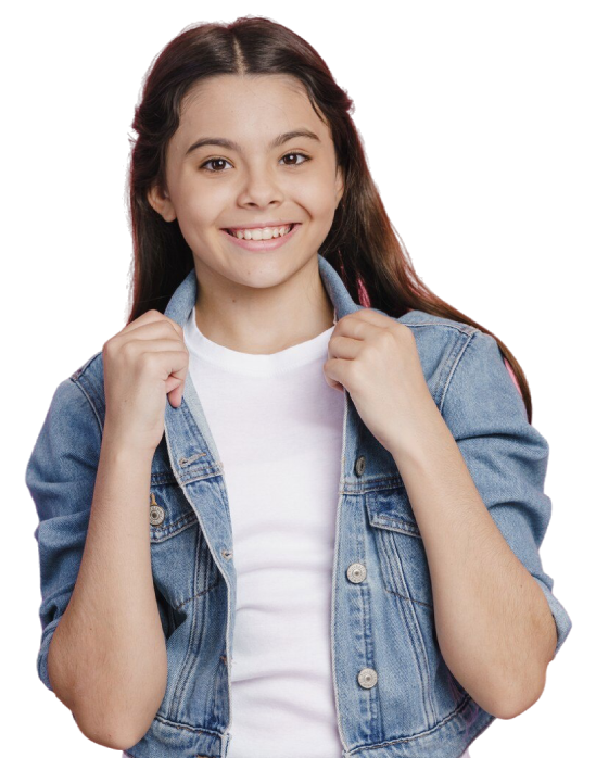 Niña que sonríe a la cámara mientas sujeta el cuello de su chaqueta con ambas manos.