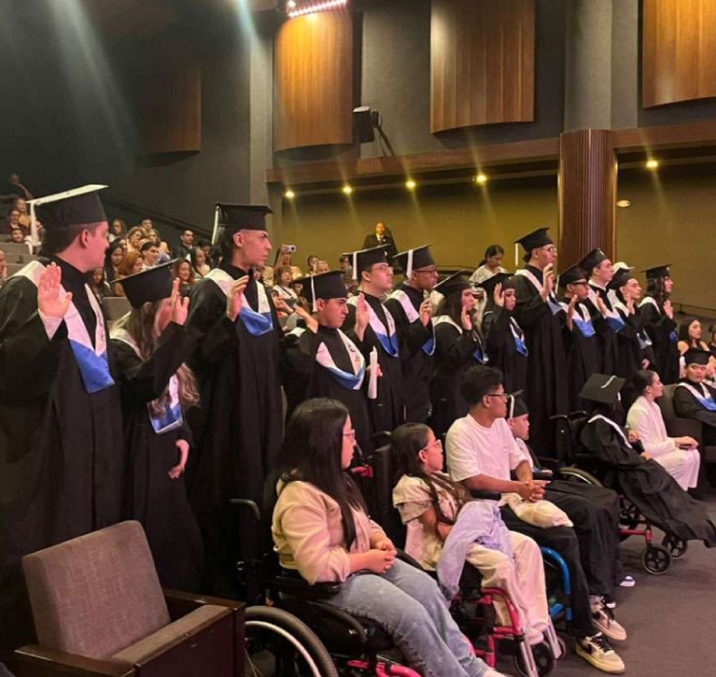Ceremonia de graduación de estudiantes del Cibercolegio UCN.