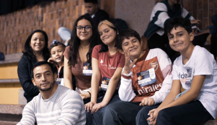 Niños en actitud de amistad y buena convivencia.